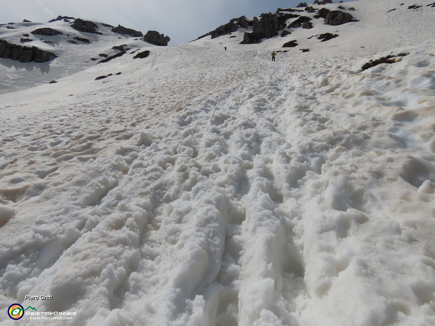 23 Le tracce nella neve non seguono il sentiero, ma salgono in direttissima...ripida ! .JPG